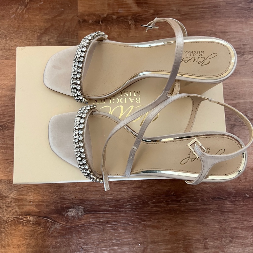 Jewel by badgley mischka size 8.5 block heel, satin.